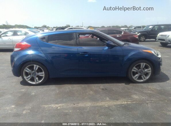 KMHTC6AD9HU322239 2017 HYUNDAI VELOSTER Blue Widok wnętrza z tyłu
