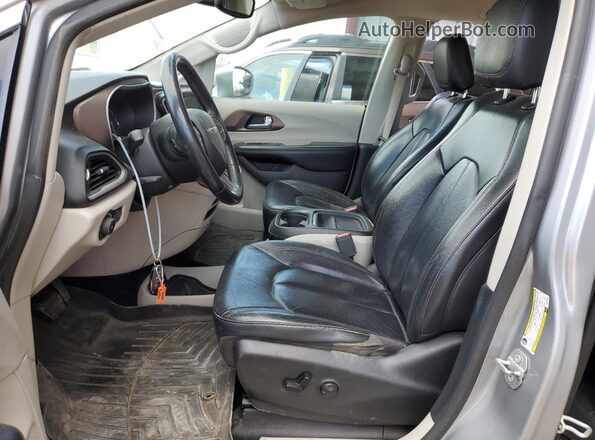 2C4RC1BG2KR731665 2019 CHRYSLER PACIFICA Серебряный Вид салона спереди