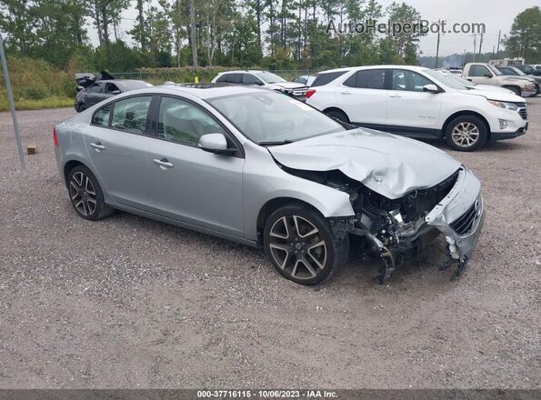 YV126MFL2J2453326 2018 VOLVO S60 Серебряный Передняя правая четверть