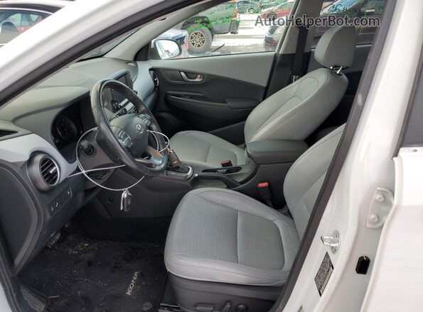 KM8K3CA57JU123151 2018 HYUNDAI KONA Белый Вид салона спереди