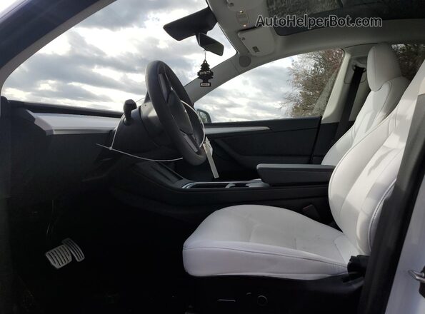 7SAYGDEF4PF699800 2023 TESLA MODEL White Vista interior delantera