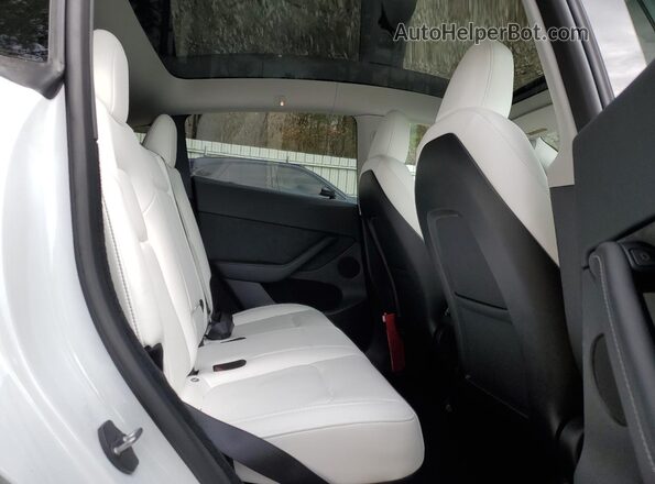 7SAYGDEF4PF699800 2023 TESLA MODEL White Vista de los asientos traseros