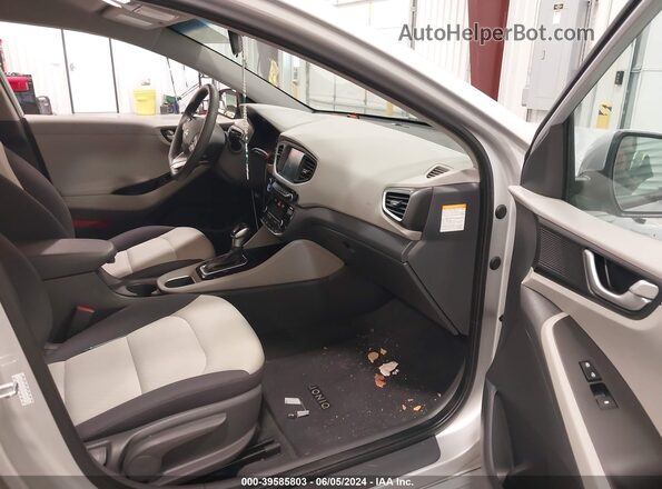 KMHC65LC4HU030780 2017 HYUNDAI IONIQ HYBRID Silver Widok wnętrza z przodu