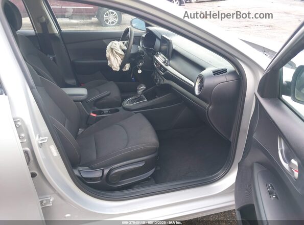 3KPF24AD3ME335179 2021 KIA FORTE Серебряный Вид салона спереди