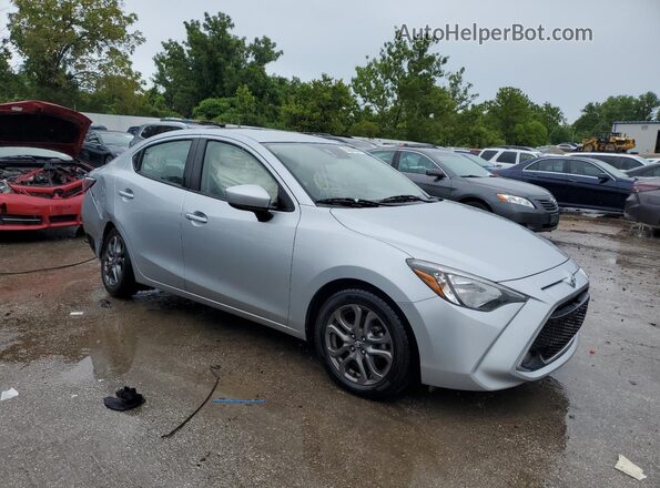 3MYDLBYV5KY524145 2019 TOYOTA YARIS Silver Przód prawy