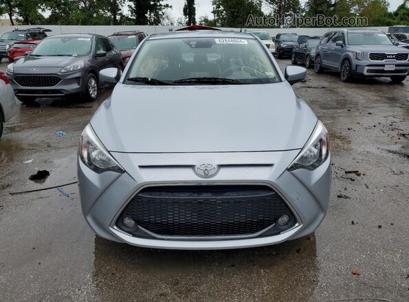 3MYDLBYV5KY524145 2019 TOYOTA YARIS Silver Widok z przodu