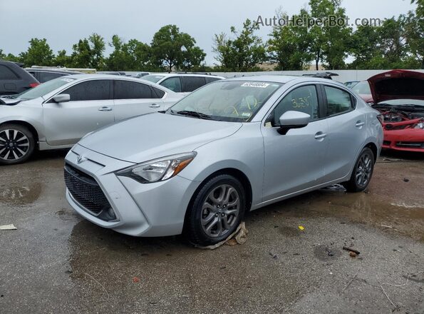 3MYDLBYV5KY524145 2019 TOYOTA YARIS Silver Przód lewy