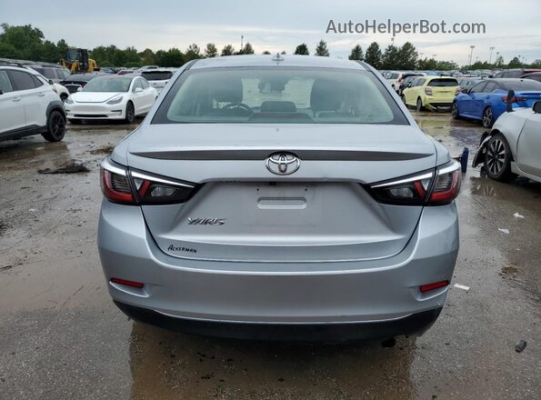 3MYDLBYV5KY524145 2019 TOYOTA YARIS Silver Widok z tyłu