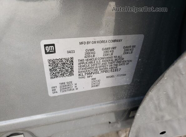 KL79MVSL7PB181917 2023 CHEVROLET TRAILBLAZER Gray Widok naklejki z numerem VIN