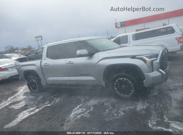 5TFLA5DB1PX097696 2023 TOYOTA TUNDRA Серебряный Вид задней части салона