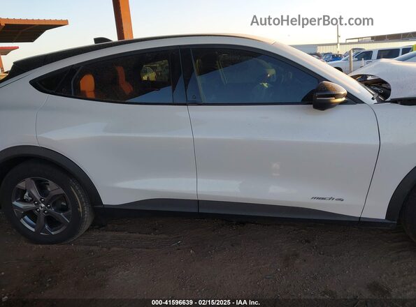 3FMTK1SS5PMA09162 2023 FORD MUSTANG MACH-E White Widok wnętrza z tyłu