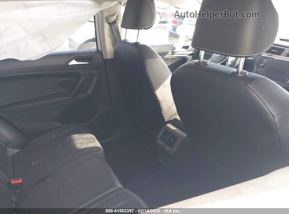 3VV2B7AX1MM070358 2021 VOLKSWAGEN TIGUAN White Vista de la etiqueta del VIN