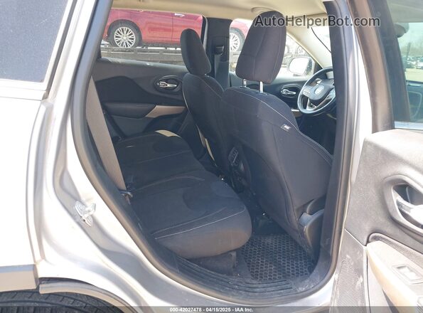 1C4PJMCS3HW601041 2017 JEEP CHEROKEE Silver VIN კოდის სტიკერის ხედი