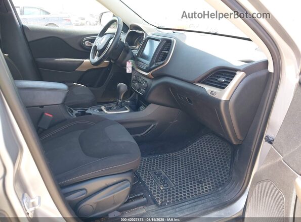 1C4PJMCS3HW601041 2017 JEEP CHEROKEE Silver წინა სალონის ხედი