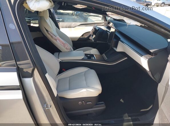 7SAXCBE66RF458402 2024 TESLA MODEL X Silver Вид салону спереду