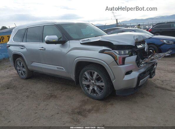 7SVAAABA2PX006872 2023 TOYOTA SEQUOIA Silver Передня права чверть