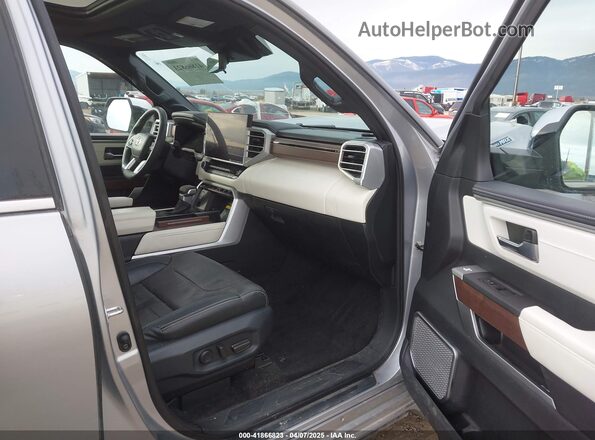 7SVAAABA2PX006872 2023 TOYOTA SEQUOIA Silver Вид салону спереду