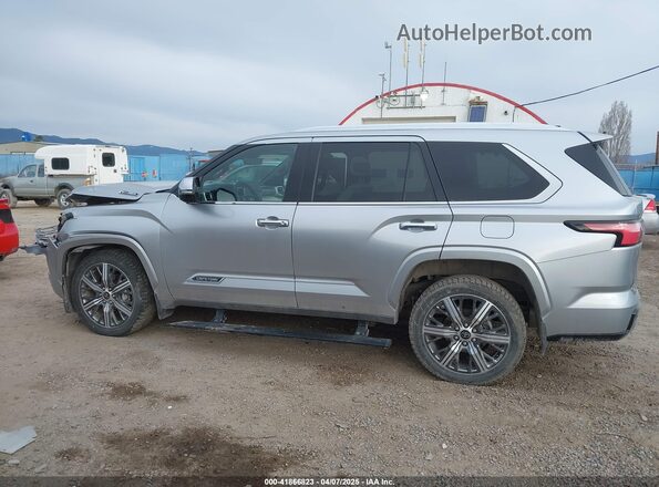 7SVAAABA2PX006872 2023 TOYOTA SEQUOIA Silver Панорамний вид салону 360°