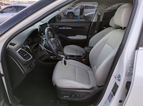 KNDERCAA4M7166135 2021 KIA SELTOS Белый Вид салона спереди