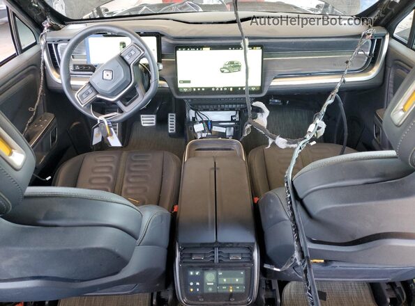 7PDSGABA0PN029956 2023 RIVIAN R1S Черный Вид панели приборов