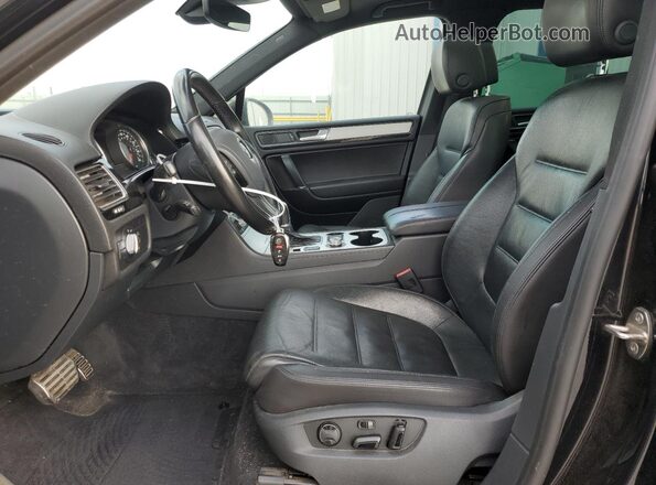 WVGRF7BP4HD002570 2017 VOLKSWAGEN TOUAREG Черный Вид салона спереди