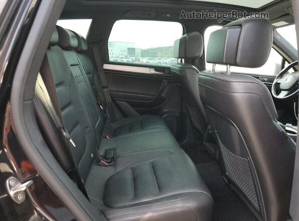 WVGRF7BP4HD002570 2017 VOLKSWAGEN TOUAREG Черный Вид задней части салона