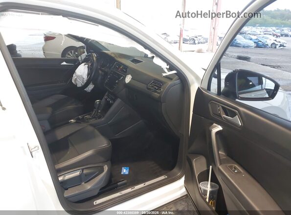 3VV2B7AX8MM050964 2021 VOLKSWAGEN TIGUAN White Widok wnętrza z przodu