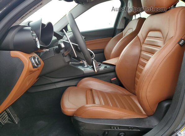 ZARFAEEN6J7564291 2018 ALFA ROMEO GIULIA Black Front interior view