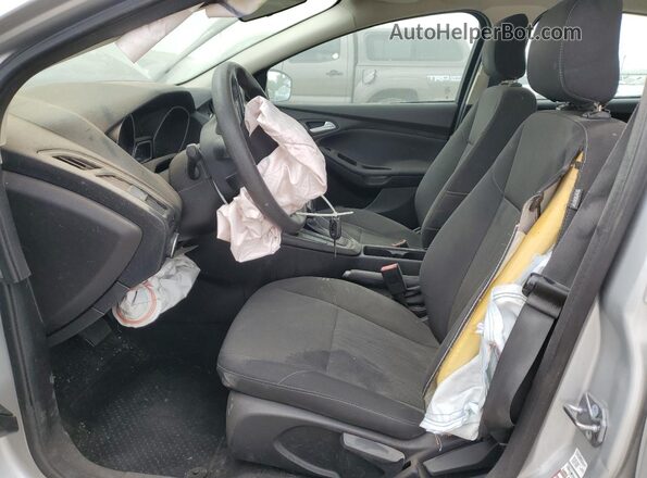 1FADP3FE2JL302719 2018 FORD FOCUS Серебряный Вид салона спереди