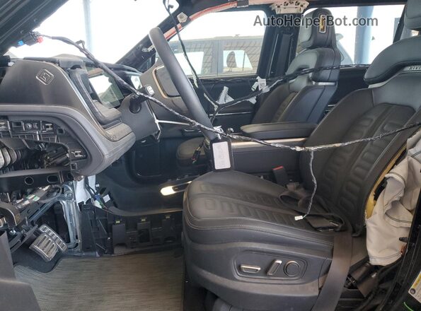 7PDSGABA0PN029956 2023 RIVIAN R1S Черный Вид салона спереди