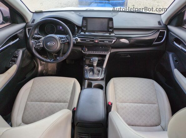 KNDERCAA4M7166135 2021 KIA SELTOS Белый Вид панели приборов