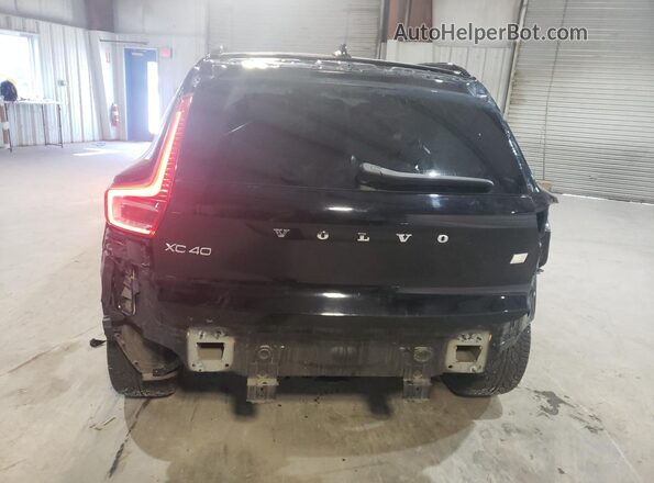 YV4ED3UR0M2582001 2021 VOLVO XC40 Black Widok z tyłu