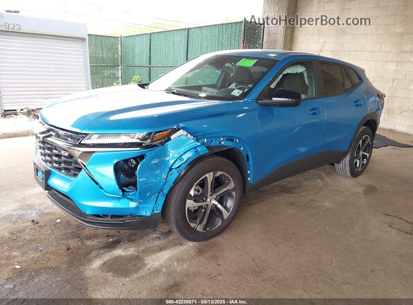 KL77LGEP4SC120161 2025 CHEVROLET TRAX Blue წინა მარცხენა ხედი სამი მეოთხედიდან