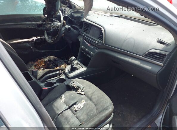 KMHD84LF1LU995981 2020 HYUNDAI ELANTRA Серебряный Вид салона спереди