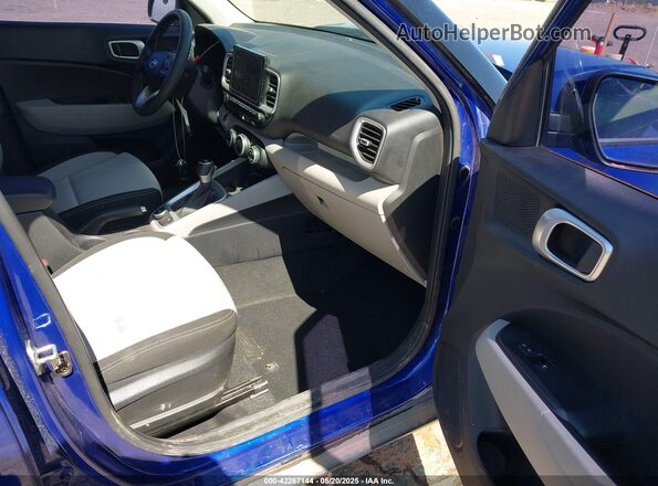 KMHRC8A33MU118933 2021 HYUNDAI VENUE Синий Вид салона спереди