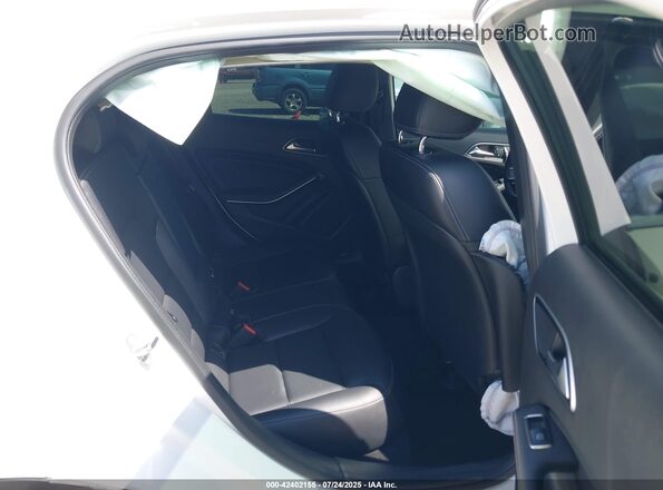 WDCTG4EB6KU009401 2019 MERCEDES-BENZ GLA 250 White Widok naklejki z numerem VIN