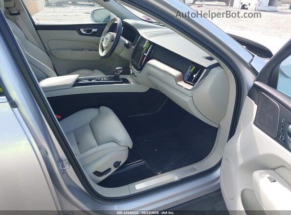 YV4102DL3L1525862 2020 VOLVO XC60 Серебряный Вид салона спереди