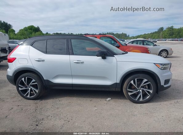 YV4162UM4M2397599 2021 VOLVO XC40 Gray Vista interior trasera