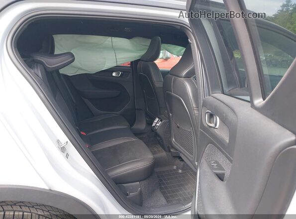 YV4162UM4M2397599 2021 VOLVO XC40 Gray Vista de la etiqueta del VIN