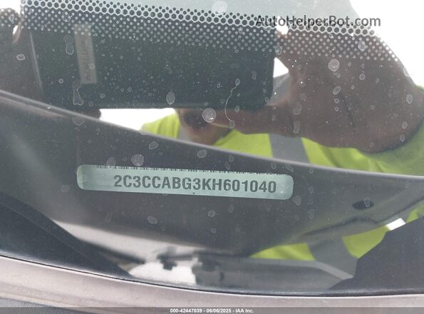 2C3CCABG3KH601040 2019 CHRYSLER 300 White Engine compartment view