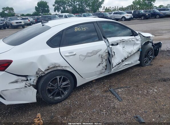 3KPF24AD2PE515497 2023 KIA FORTE White Widok z przodu