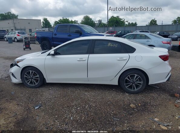 3KPF24AD2PE515497 2023 KIA FORTE White Widok wnętrza 360 stopni