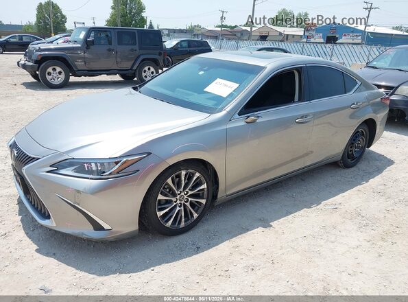 58AD11D11MU004357 2021 LEXUS ES 250 Silver Vista tres cuartos delantera izquierda