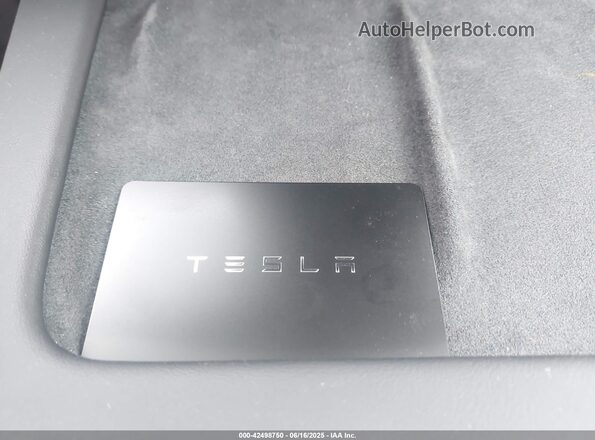 7SAYGDED0SA356020 2025 TESLA MODEL Y Red Vista del salpicadero