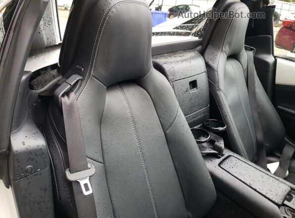 JM1NDAM73P0551704 2023 MAZDA MX-5 White Vista de los asientos traseros