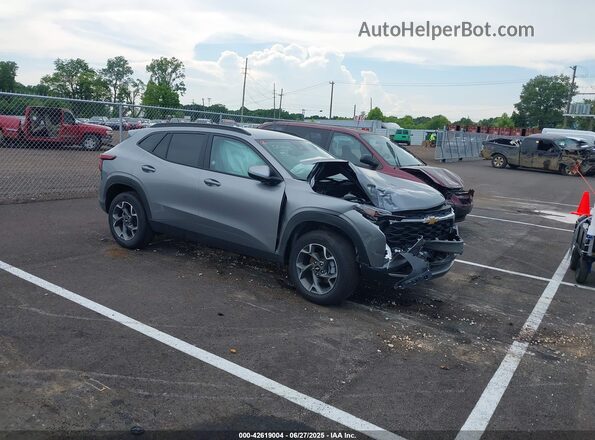 KL77LHEP5SC240377 2025 CHEVROLET TRAX Gray Przód prawy