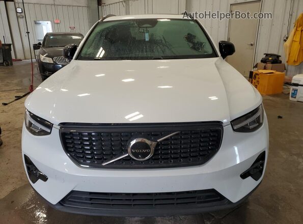 YV4K92HM4P2037016 2023 VOLVO XC40 White Front view