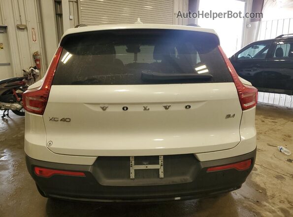 YV4K92HM4P2037016 2023 VOLVO XC40 White Rear view
