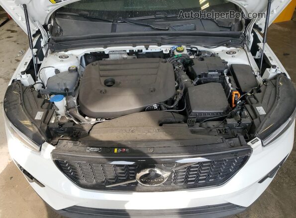 YV4K92HM4P2037016 2023 VOLVO XC40 White Engine compartment view