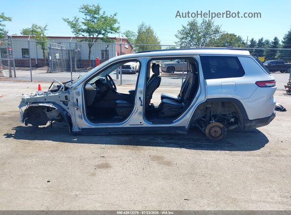 1C4RJKBG3N8578760 2022 JEEP GRAND CHEROKEE L Silver Widok wnętrza z tyłu